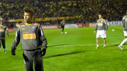 Neymar em campo com o uniforme de aquecimento do Santos antes de partida da Copa Libertadores, em 2011