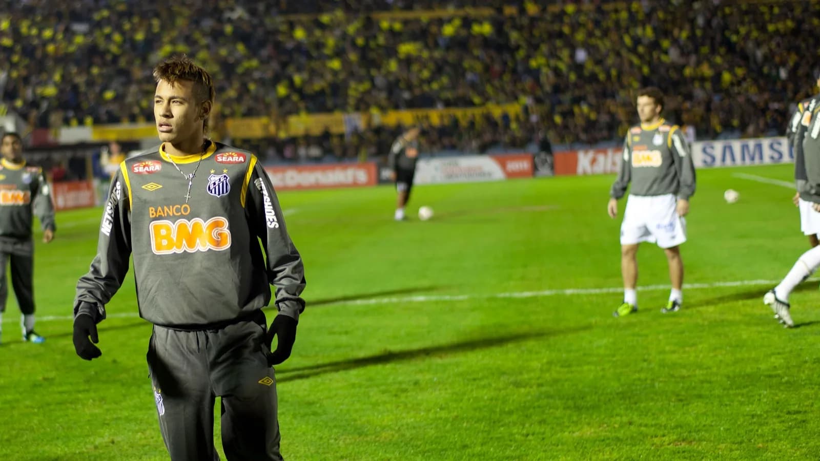 Neymar em campo com o uniforme de aquecimento do Santos antes de partida da Copa Libertadores, em 2011
