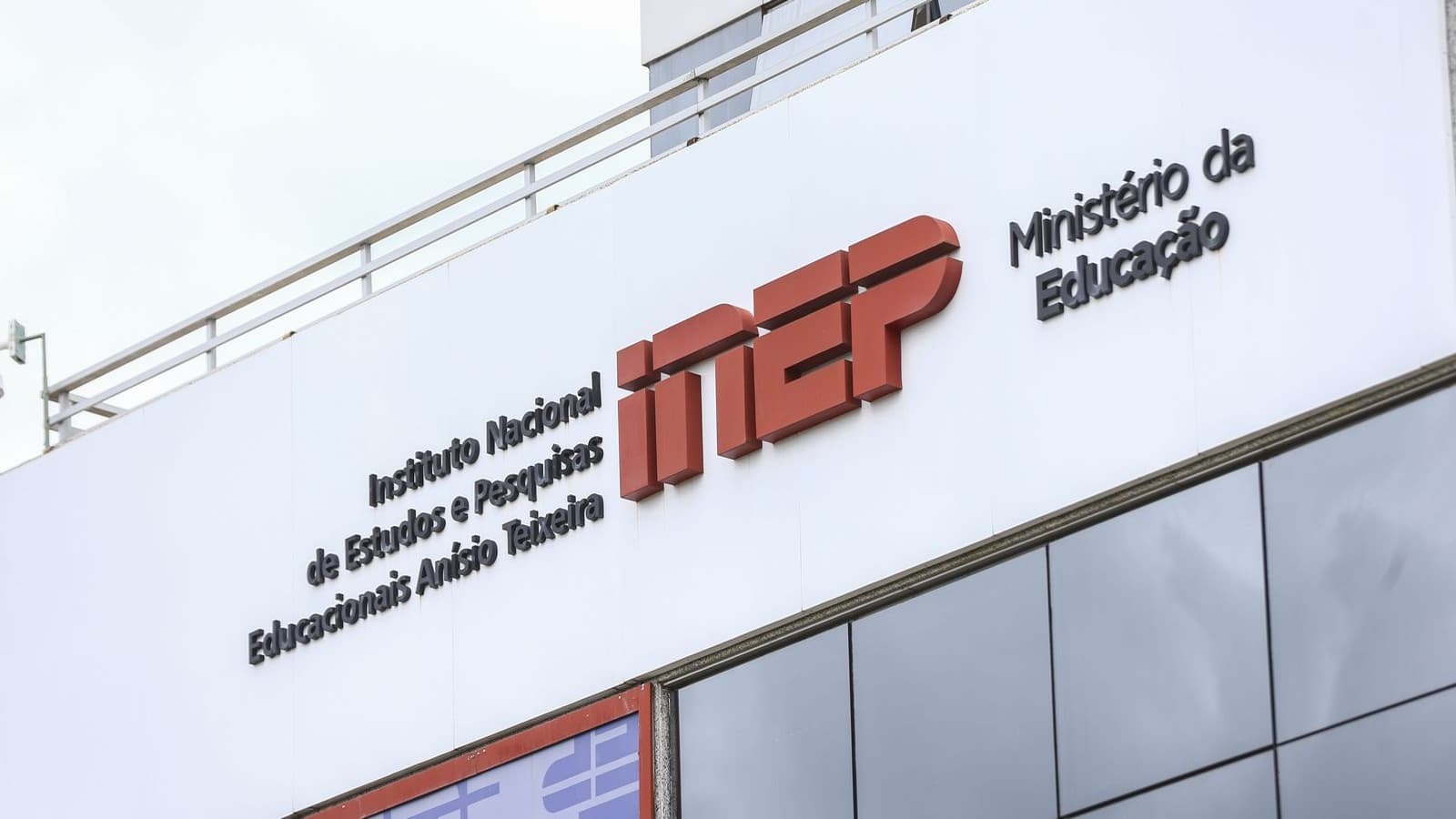 Fachada do prédio do Inep, com logotipo do órgão e do Ministério da Educação