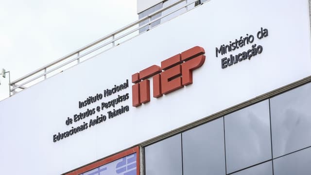 Fachada do prédio do Inep, com logotipo do órgão e do Ministério da Educação