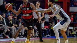 Jogador do Flamengo com a bola durante partida de basquete