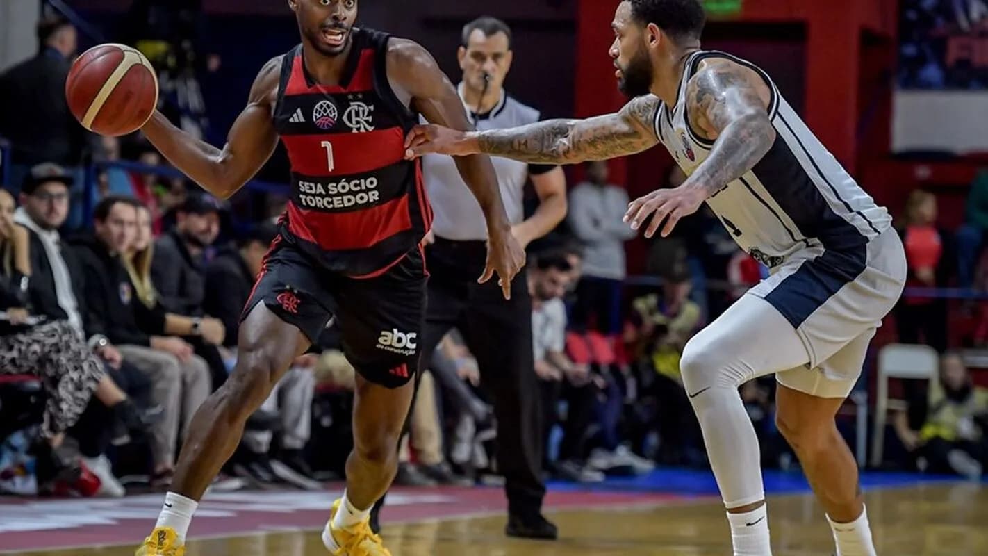 Jogador do Flamengo com a bola durante partida de basquete