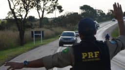 Agente da PRF fiscaliza rodovia (foto de arquivo)