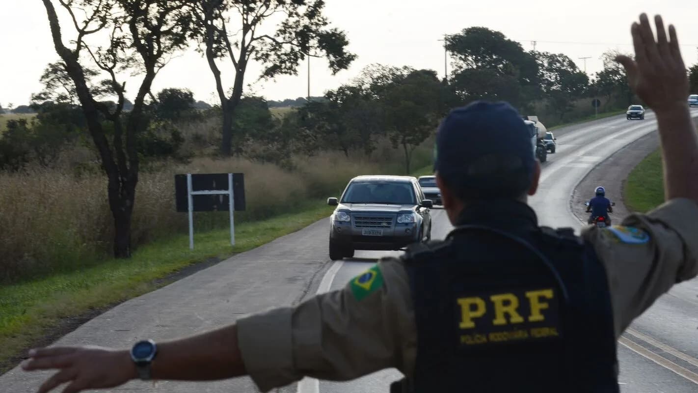 Agente da PRF fiscaliza rodovia (foto de arquivo)