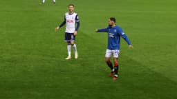 Jogador do Tottenham Hotspur em campo durante partida de futebol