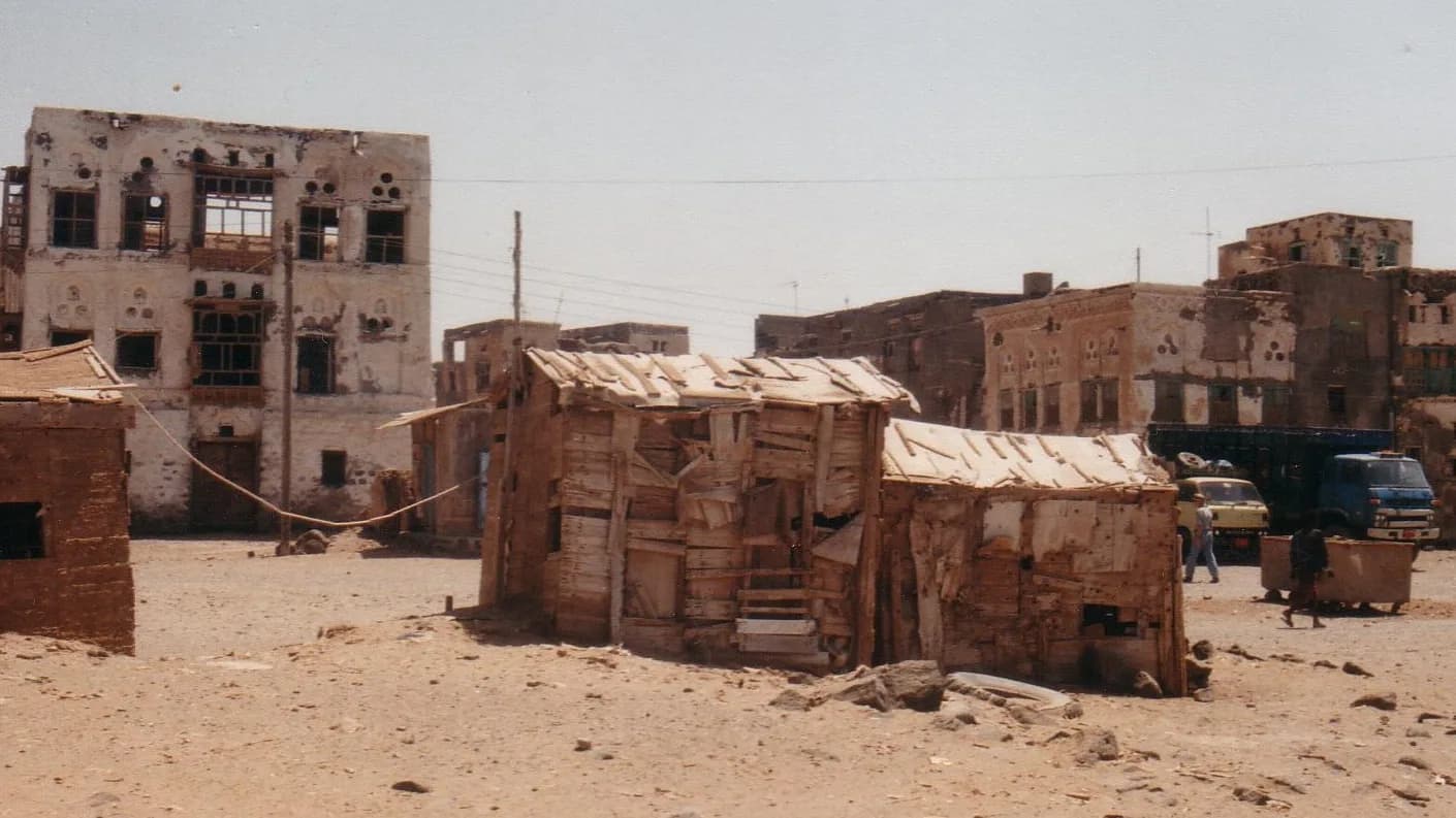 Fotografia de arquivo de Mocha, no Iêmen, feita em 1996, com construções e veículos; não retrata os combates atuais.