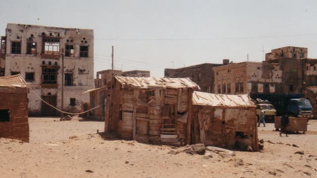 Fotografia de arquivo de Mocha, no Iêmen, feita em 1996, com construções e veículos; não retrata os combates atuais.