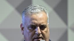 Alfredo Gaspar fala ao microfone durante sessão da CPMI do INSS, em foto de arquivo de 2025