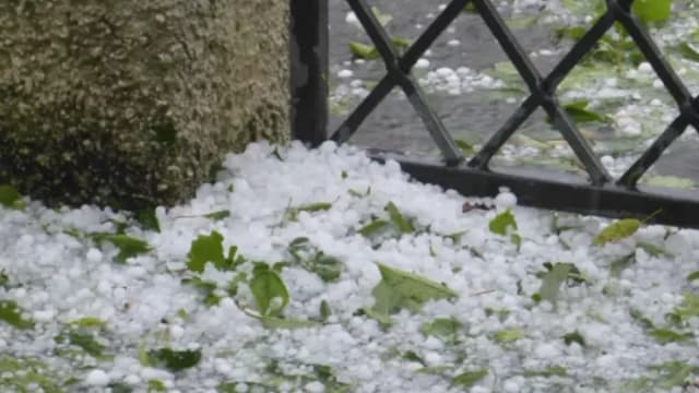 Nuvens escuras de tempestade sobre bairro residencial em Coronel Fabriciano, em Minas Gerais