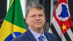 Retrato oficial de Tarcísio de Freitas, governador de São Paulo, diante das bandeiras do Brasil e do estado