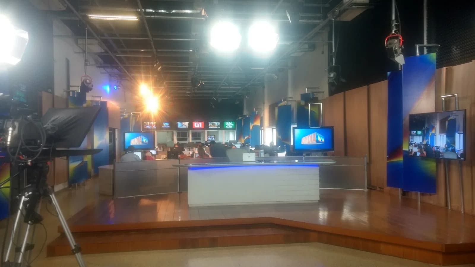 Estúdio de telejornalismo de emissora afiliada à Rede Globo, com telas exibindo G1 e globoesporte.com; foto de arquivo ilustrativa
