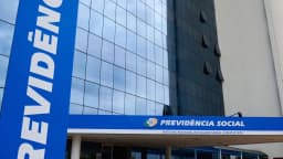 Fachada do edifício-sede do INSS com letreiro Previdência Social