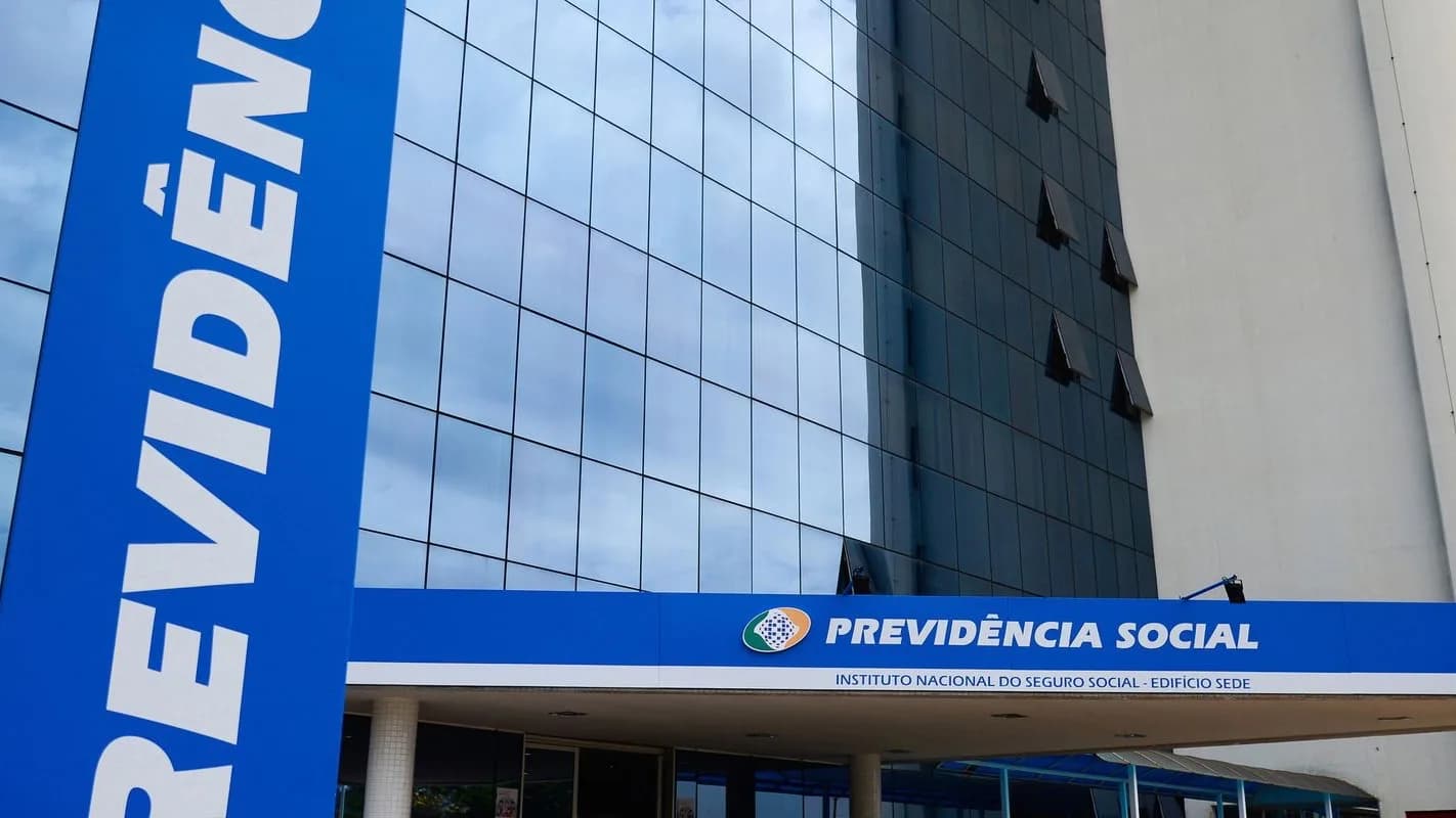 Fachada do edifício-sede do INSS com letreiro Previdência Social