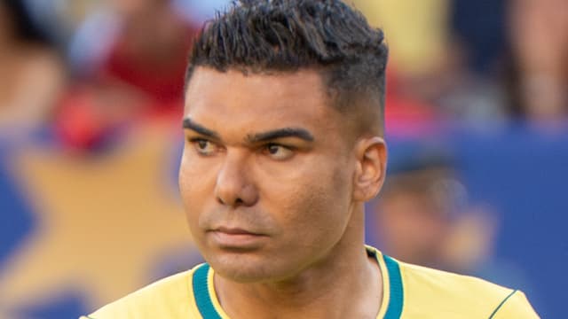 Foto de arquivo da Copa do Mundo de 2026: o volante Casemiro, de camisa amarela da Seleção Brasileira, em primeiro plano durante partida