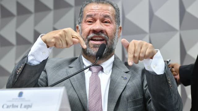 Carlos Lupi, presidente do PDT, fala em comissão do Senado