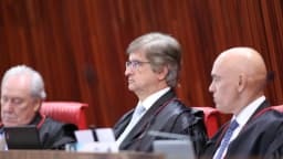 Paulo Gonet e Alexandre de Moraes durante sessão do TSE, em fevereiro de 2023