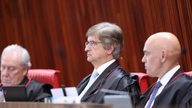 Paulo Gonet e Alexandre de Moraes durante sessão do TSE, em fevereiro de 2023