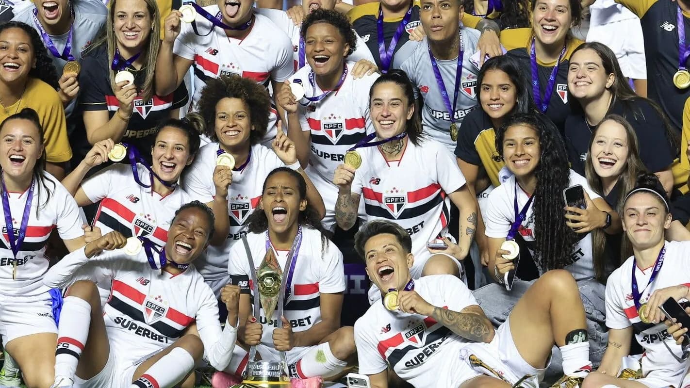 Jogadoras do São Paulo comemoram com o troféu do Brasileirão Feminino