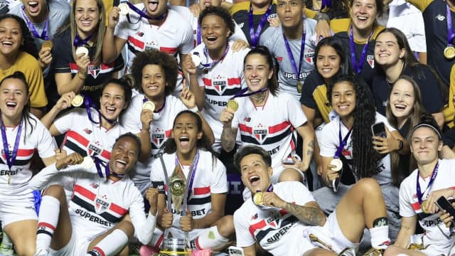 Jogadoras do São Paulo comemoram com o troféu do Brasileirão Feminino