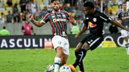 Jogador do Fluminense disputa a bola em partida no Maracanã, foto de arquivo