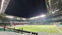 Torcida do Palmeiras lota o estádio em noite de Libertadores, com mosaico nas arquibancadas