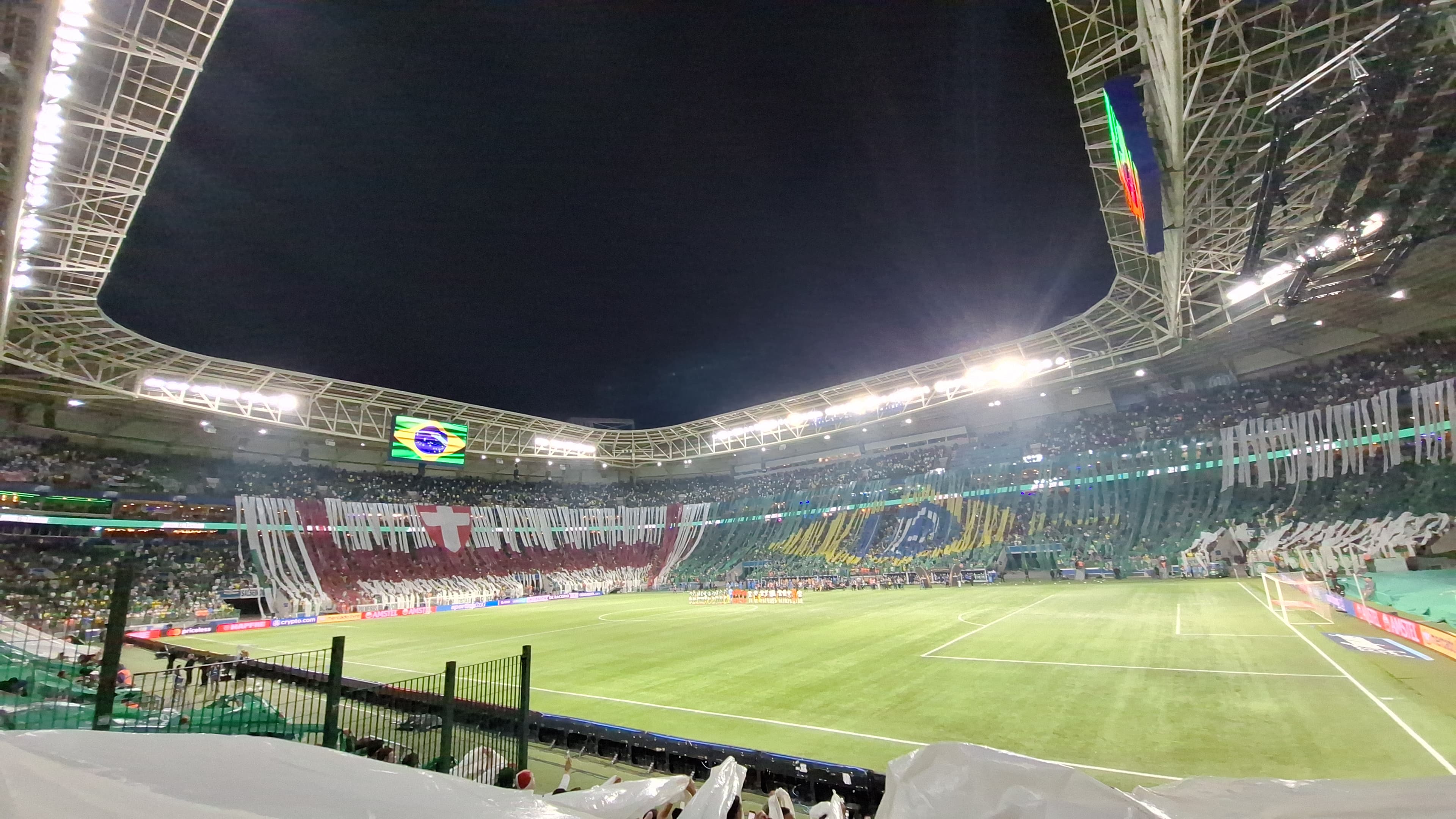 Torcida do Palmeiras lota o estádio em noite de Libertadores, com mosaico nas arquibancadas