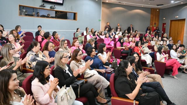 Plateia de mulheres participa de conferência sobre prevenção ao câncer de mama na Câmara dos Deputados