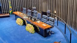 Mesa diretora vazia do plenário do Senado Federal