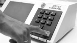 Dedo pressiona teclado de urna eletrônica da Justiça Eleitoral
