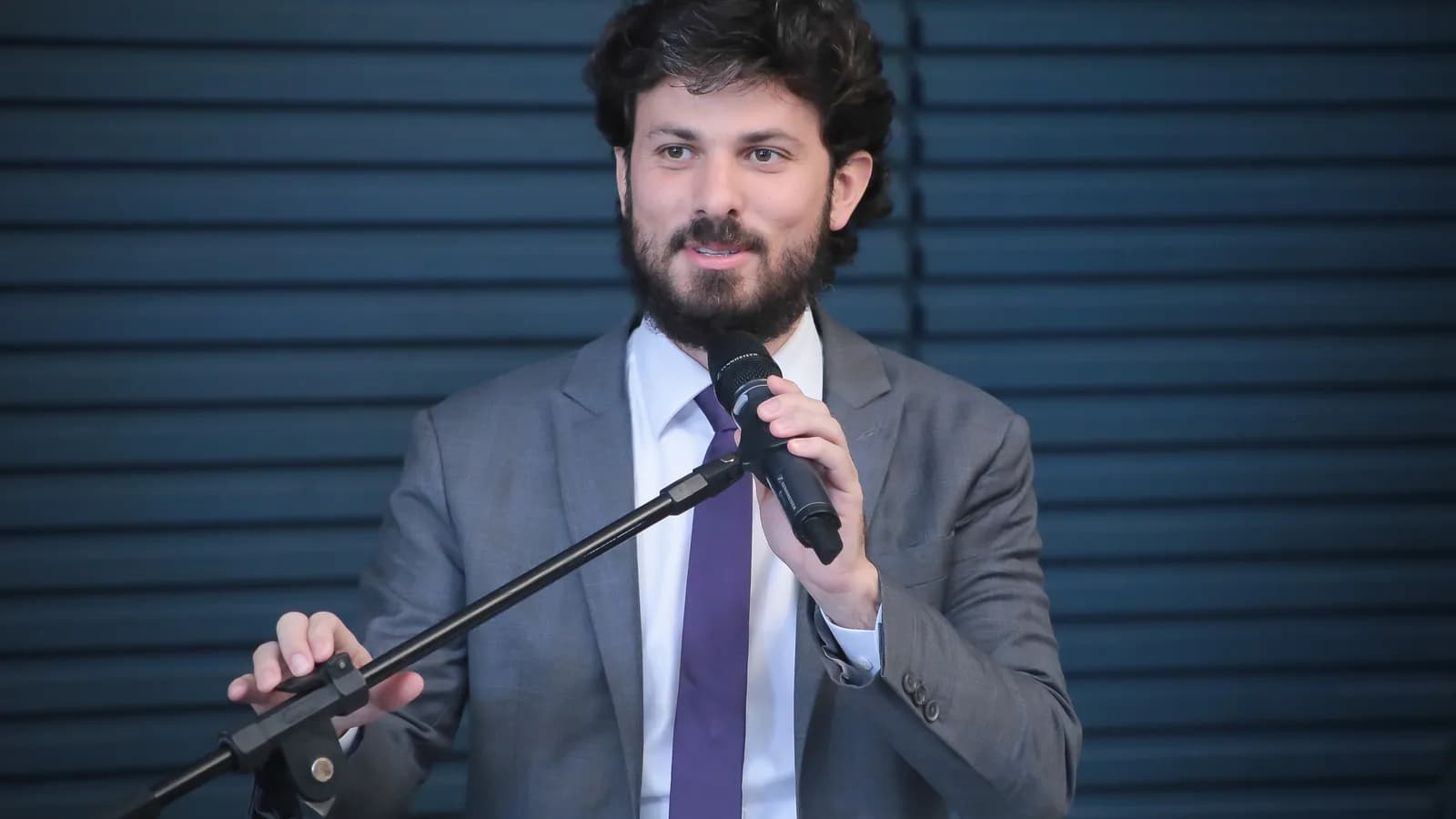 O deputado federal e candidato ao Senado por Minas Gerais, Marcelo Aro (PP), discursa em evento