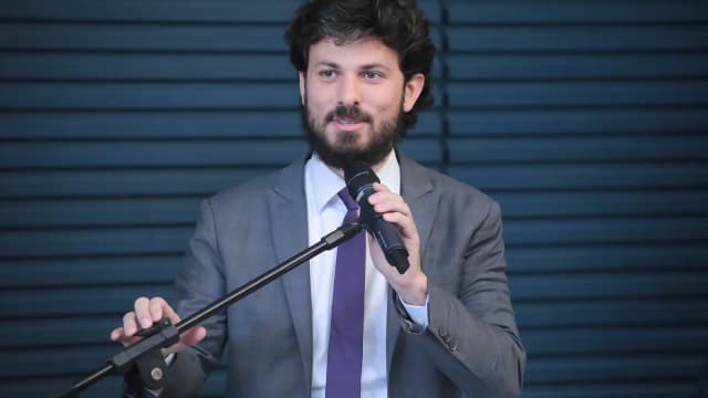 O deputado federal e candidato ao Senado por Minas Gerais, Marcelo Aro (PP), discursa em evento
