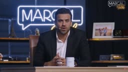 Pablo Marçal fala em seu programa de entrevistas, com o logo 'Marçal Talks' ao fundo