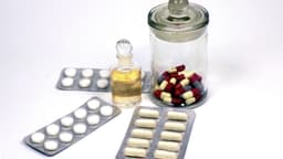 Comprimidos e cápsulas em cartelas e frasco de vidro, imagem ilustrativa de medicamentos