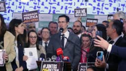 Deltan Dallagnol fala em coletiva de imprensa no Salão Verde da Câmara dos Deputados