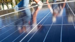 Pessoas instalam placas de energia solar fotovoltaica em projeto de energia renovável no Brasil