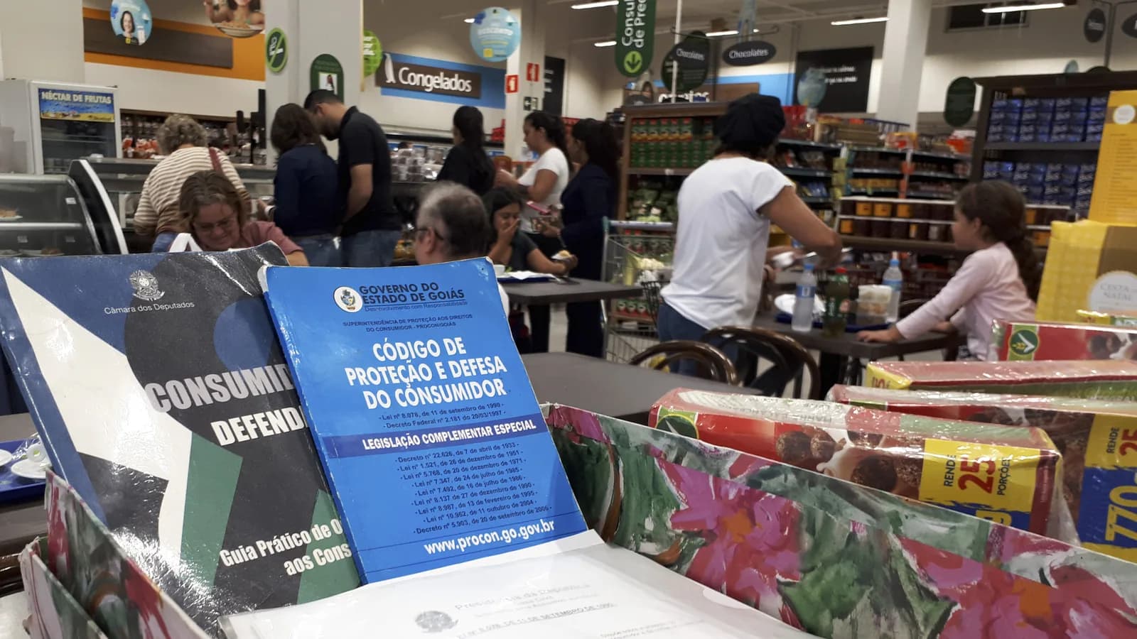 Comprador ao lado de exemplar do Código de Defesa do Consumidor em supermercado, foto de arquivo do Senado Federal