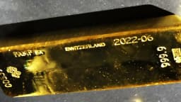 Barra de ouro do Banco da França fotografada de perto, com selo de pureza e data