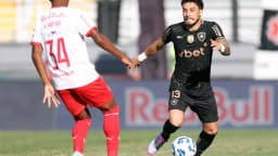 Jogador do Red Bull Bragantino disputa jogada em partida anterior pelo Brasileirão