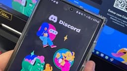 Aplicativo do Discord aberto na tela de um celular