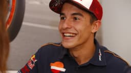 Marc Márquez sorri durante evento com a equipe Repsol Honda, foto de arquivo