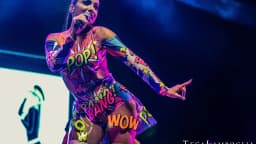 Anitta se apresenta em show com figurino colorido estilo pop art