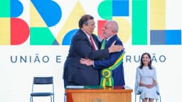 Flávio Dino abraça Lula durante cerimônia de posse