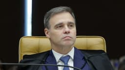 Foto de arquivo de outubro de 2025: o ministro André Mendonça, de toga preta e gravata azul, sentado na cadeira do plenário do Supremo Tribunal Federal