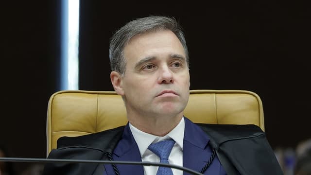 Foto de arquivo de outubro de 2025: o ministro André Mendonça, de toga preta e gravata azul, sentado na cadeira do plenário do Supremo Tribunal Federal