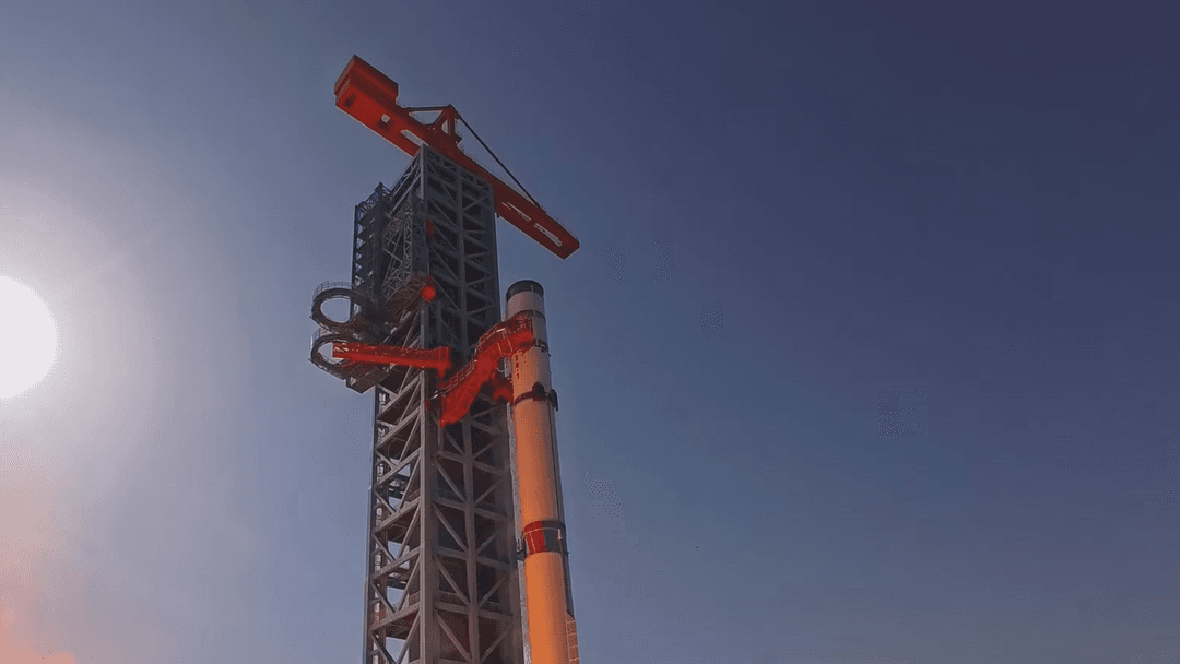 Foguete Zhuque-3 na plataforma de lançamento durante teste com labaredas visíveis na base