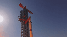 Foguete Zhuque-3 na plataforma de lançamento durante teste com labaredas visíveis na base