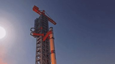 Foguete Zhuque-3 na plataforma de lançamento durante teste com labaredas visíveis na base