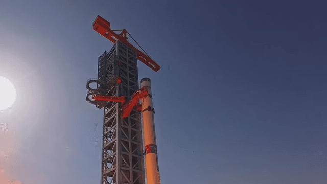 Foguete Zhuque-3 na plataforma de lançamento durante teste com labaredas visíveis na base