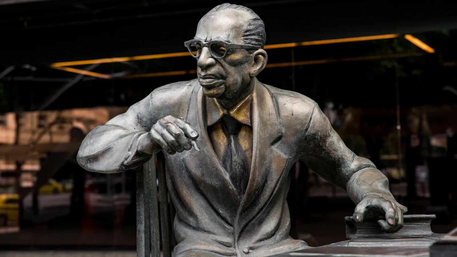 Estátua do poeta Manuel Bandeira à noite, no Centro do Rio de Janeiro