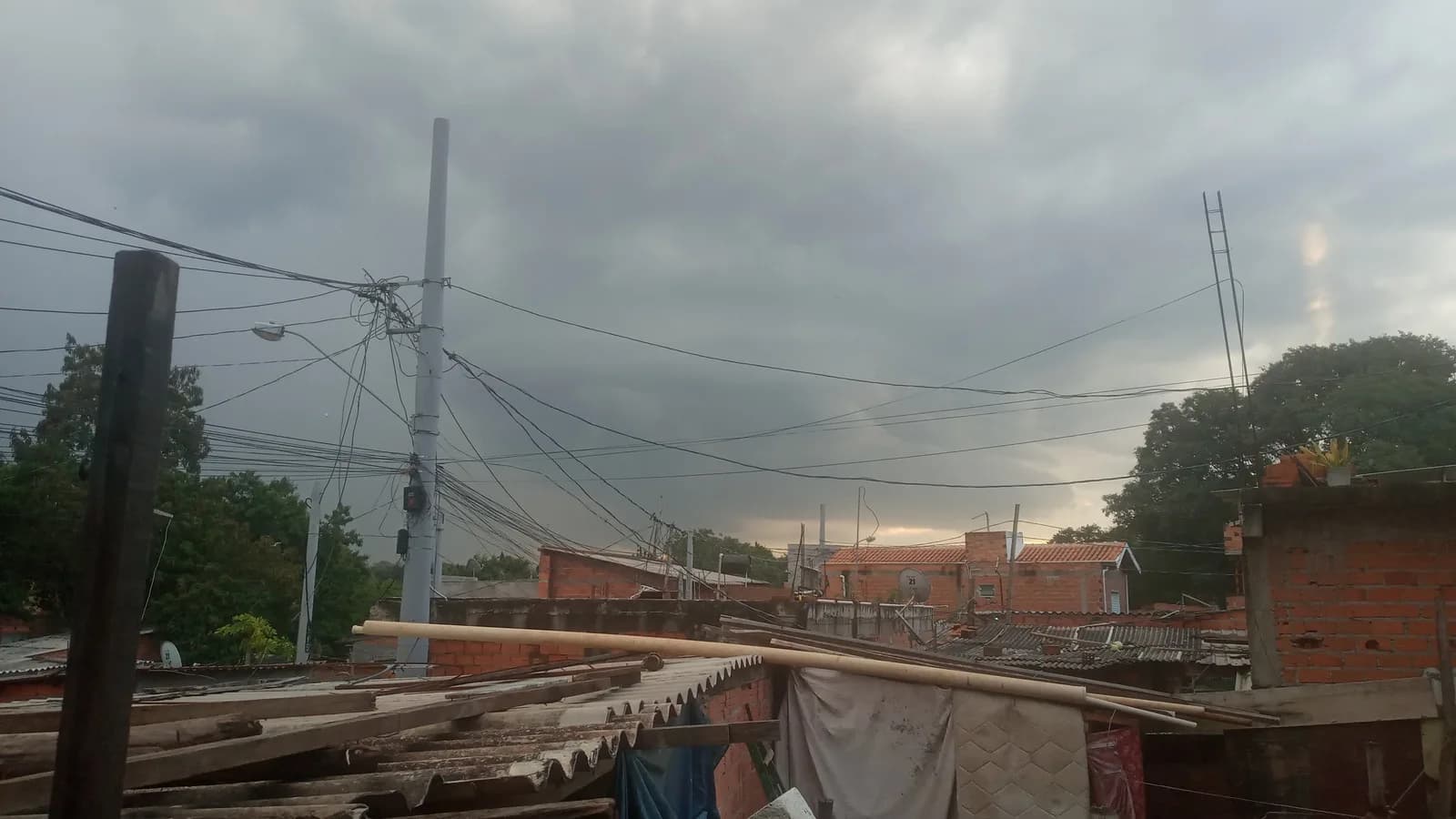Célula de tempestade severa sobre área urbana em Piracicaba (SP), foto de arquivo ilustrativa